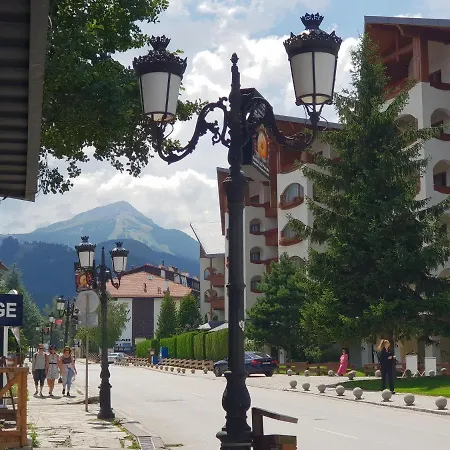 дупката на чичо кърт On The Gondola Main Ski Lift